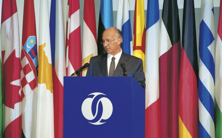His Highness the Aga Khan delivering the Jacques de Laroisère Lecture at the annual meeting of the Board of Governors of the European Bank for Reconstruction and Development (EBRD) Tashkent, Uzbekistan. AKDN / Gary Otte