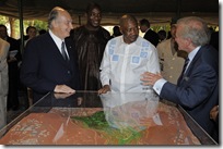His Highness the Aga Khan and President Amadou Toumani Tour&eacute; of Mali review a model of the Bamako Park project with Luis Monreal, Director General of the Aga Khan Trust for Culture.