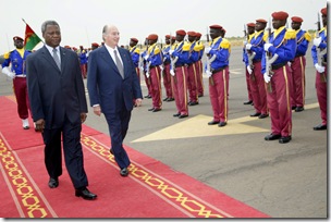 His Highness the Aga Khan reviews the troops at Ouagadougou airport, accompanied by Prime Minister of Burkina Faso, Tertius Zongo. 