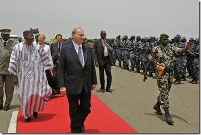 His Highness the Aga Khan reviews the troops at Bamako airport