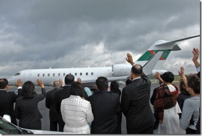 Leaders of the Jamat from across the United States wave goodbye to Mawlana Hazar Imam as he leaves the United States of America.