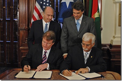 President Powers of University of Texas and President Rasul of the Aga Khan University signing the Memorandum of Understanding at the Texas State Capitol, as His Highness the Aga Khan and Governor Rick Perry of Texas look on.