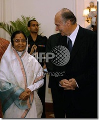 Imam (Spiritual Leader) of the Shia Imami Ismaili Muslims, the Aga Khan (R) talks with Indian President Pratibha Patil during a meeting at the Presidential Palace in New Delhi on May 13, 2008 