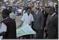 His Highness the Aga Khan inspecting polypropylene bags produced by Filtisac.