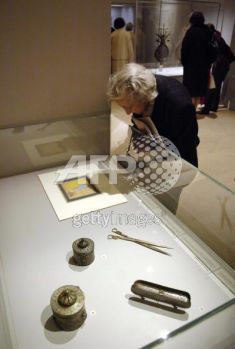 A woman looks at a drawing presented in the exhibition The Song of the World, 02 October 2007 at the Musee du Louvre in Paris. The exhibition, which takes place from 05 October until 07 January 2008, outlines the evolution of art in Iran under the Safavid Dynasty (1501?1736) presenting a selection of masterpieces from the Aga Khan collection of Islamic art, as a preview to the opening of the Aga Khan Museum in Toronto. AFP PHOTO STEPHANE DE SAKUTIN