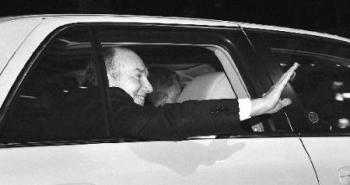 15146-5640 The Aga Khan, leader of the world`s 15 million Ismaili Muslims, waves as he arrives at the Pan Pacific Hotel in Vancouver Monday night. Photograph by Stuart Davis, Vancouver Sun