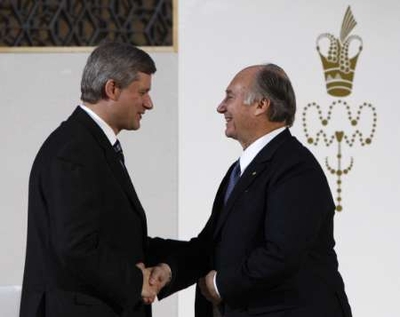 Canada`s Prime Minister Stephen Harper (L) shakes hands with the Aga Khan, spiritual leader of Ismaili Muslims, during the opening ceremony of the new delegation of the Ismaili Imamat in Ottawa December 6, 2008.  REUTERSChris Wattie CANADA