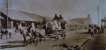 nairobi-indian-bazaar 1920s Nairobi's Indian Bazaar leading to Jugu Bazaar. In the background is the jamat khana.