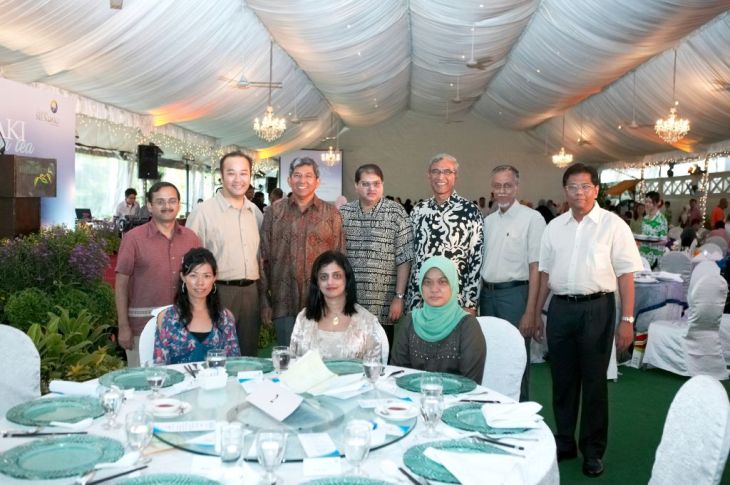 aziz-reshma-merchant-mendaki-1 With Minister Dr Yaacob Ibrahim (left) and Minister Zainal Abidin (right). Mr Aziz Merchant (centre). Dr. Reshma and CEO of MENDAKI