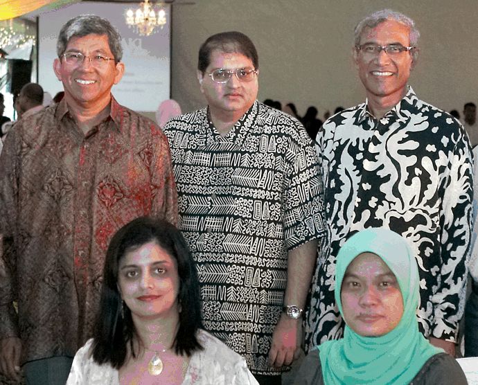 aziz-reshma-merchant-mendaki-2 With Minister Dr Yaacob Ibrahim (left) and Minister Zainal Abidin (right). Mr Aziz Merchant (centre). Dr. Reshma and CEO of MENDAKI