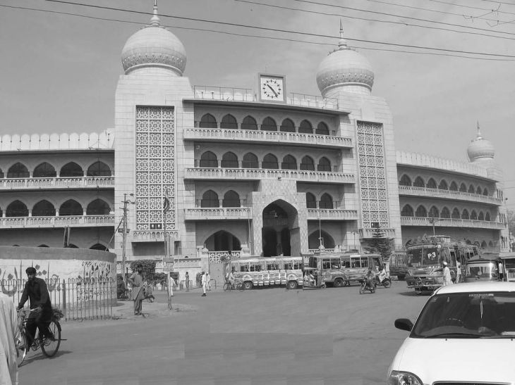 kharadar-jamatkhana-bw