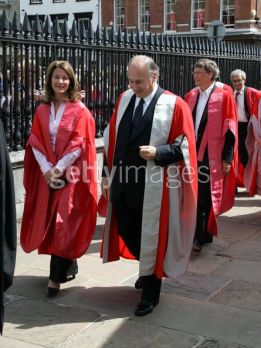 CAMBRIDGE, UNITED KINGDOM - JUNE 12: Melinda Gates (L), Aga Khan and Chairman of Microsoft, Bill Gates receive Honorary Doctorates at University of Cambridge on June 12, 2009 in Cambridge, England. (Photo by Propic/Getty Images)
