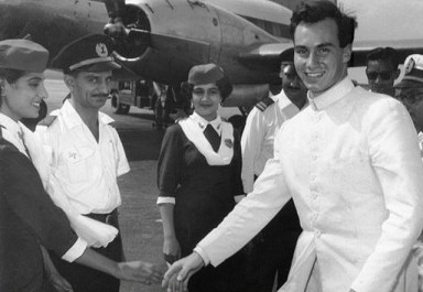 Prince Karim Aga Khan disembarking from a PIA flight during the fifties | Flickr - Photo Dr Ghulam Nabi Kazi