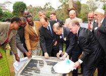 Ceremony Marks Commitment to Plant 1.5 million Trees in Kenya 19 October 2011-Prince Hussain Aga Khan, Dr Wing-Kun Tam, Lions Clubs International President and members of the late Wangari Maathai’s family unveiling the plaque commemorating a tree planted in her honour at Nairobi City Park (Nairobi, Kenya)