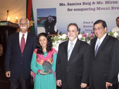 Everest summit: For Samina, ain’t no mountain high enough – The Express Tribune