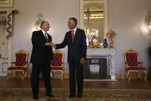 Aga Khan (L), spiritual leader of Ismaili Muslims, is welcomed by Portuguese President Anibal Cavaco Silva during a meeting at Belem presidential palace in Lisbon September 6, 2013. REUTERS/Rafael Aga Khan (L), spiritual leader of Ismaili Muslims, is welcomed by Portuguese President Anibal Cavaco Silva during a meeting at Belem presidential palace in Lisbon September 6, 2013. REUTERS/Rafael