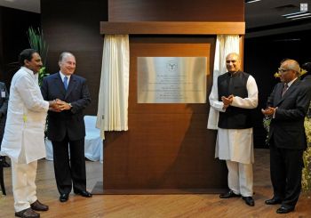 Unveiling of the plaque commemorating the inauguration of the Aga Khan Academy, Hyderabad. From L to R: Shri Kiran Kumar Reddy, Chief Minister of Andhra Pradesh; His Highness the Aga Khan; Dr Pallam Raju, Minister for Human Resource Development; and Salim Bhatia, Director of the Aga Khan Academies. - Photo: AKDN / Gary Otte