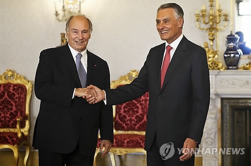 Prince Shah Karim Al Husseini Aga Khan IV (L) shakes hands of the Portuguese President Anibal Cavaco Silva (R) before lunch at the Belem Palace in Lisbon, Portugal, 06 September 2013. EPA/JOAO RELVAS