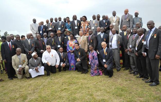 In the picture (from the Facebook page of President Museveni), kneeling: Dr Jamal is to the left of H E President. Dr Sudhir Ruparelia, rags-to-riches billionaire, is to the right (white trademark linen), Mr Hemnabh Khatau (collecting for his uncle Mr Mahendra Mehta) is 2nd right.  Next to H E Is Dr Alex Coutinho, winner of the Higeyo Prize, Goan ancestry.