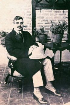 Drawing on deep roots, the Aga Khan University reaches far beyond its youthful years Drawing on deep roots, the Aga Khan University reaches far beyond its youthful years