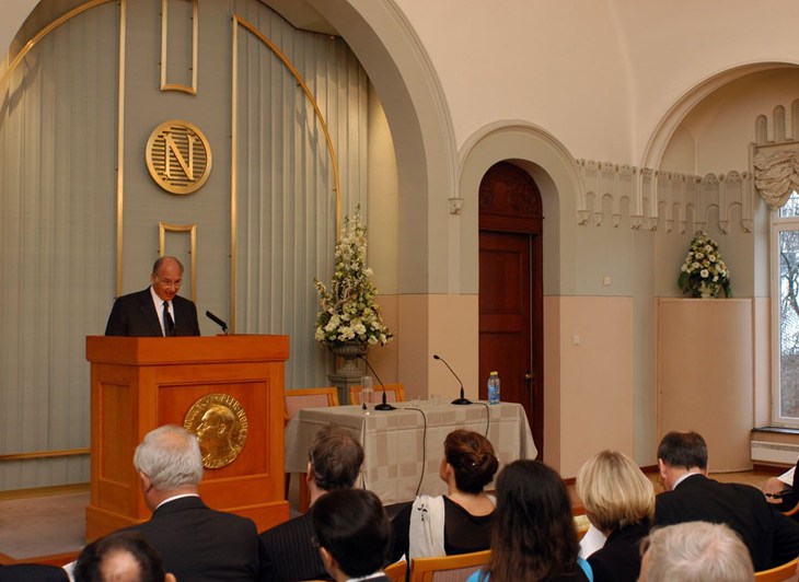His Highness the Aga Khan delivers his address entitled, "Democratic Development, Pluralism and Civil Society", at the Norwegian Nobel Institute to an audience of academics, diplomats, civil society leaders, and representatives from the Norwegian government and the private sector. - Photo: AKDN/Gary Otte