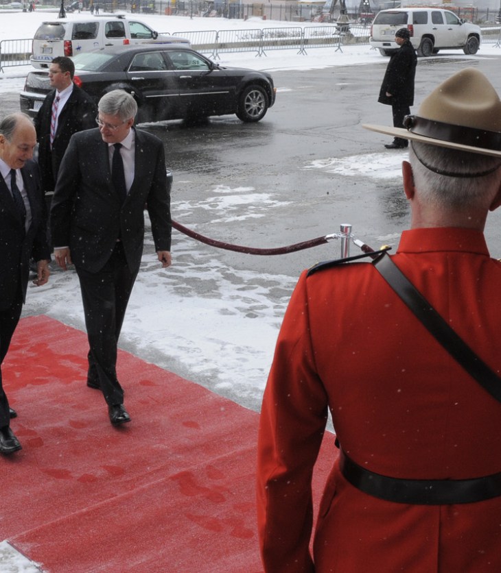 An officer of the Royal Canadian Mounted Police salutes Mawlana Hazar Imam and Prime Minister Stephen Harper at Parliament Hill. Photo: TheIsmaili / Gary Otte