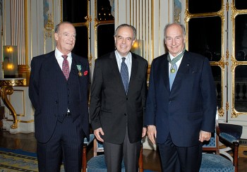 Prince Amyn Aga Khan, France’s Minister for Culture and Communication, Frédéric Mitterrand and His Highness Prince Karim Aga Khan IV at the ceremony in Paris where the Aga Khan and his brother Prince Amyn were recognised for their contributions to culture.Photo: Farida Bréchemier / MCC