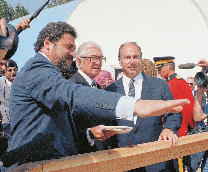 His Highness the Aga Khan with architect Bruno Freschi (left) and former Lieutenant-Governor of British Columbia, the Honourable Henry Bell-Irwing (centre), at the Vancouver Ismaili Centre site in 1982. AKDN/Christopher Little