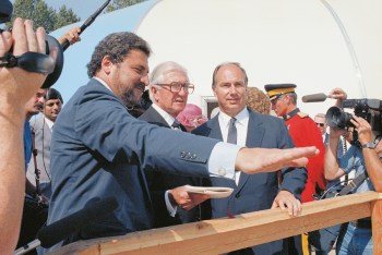 His Highness the Aga Khan with architect Bruno Freschi (left) and former Lieutenant-Governor of British Columbia, the Honourable Henry Bell-Irwing (centre), at the Vancouver Ismaili Centre site in 1982. AKDN/Christopher Little
