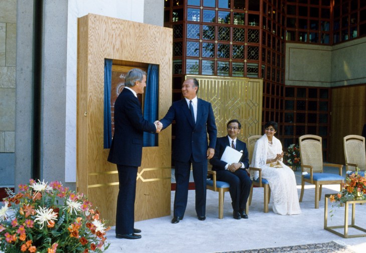 1985-08-23: His Highness Prince Karim Aga Khan IV shaking hands with Prime Minister Brian Mulroney following the unveiling of a plaque commemorating the opening of the Ismaili Centre, Burnaby (Image: The Ismaili.org/Gary Otte).