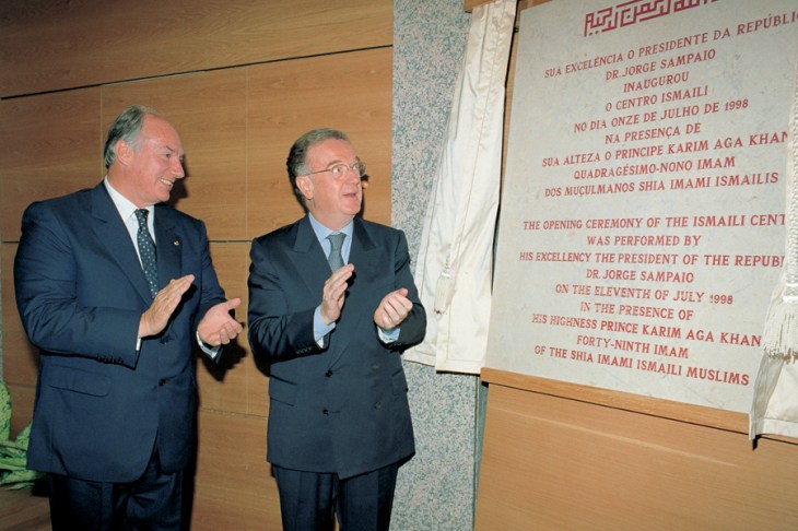 1998-07-11: His Highness Prince Karim Aga Khan IV applauding with President Sampaio applaud following the unveiling of the commemorative plaque commemorating the opening of the Ismaili Centre, Lisbon (Image: The Ismaili.org/Gary Otte).