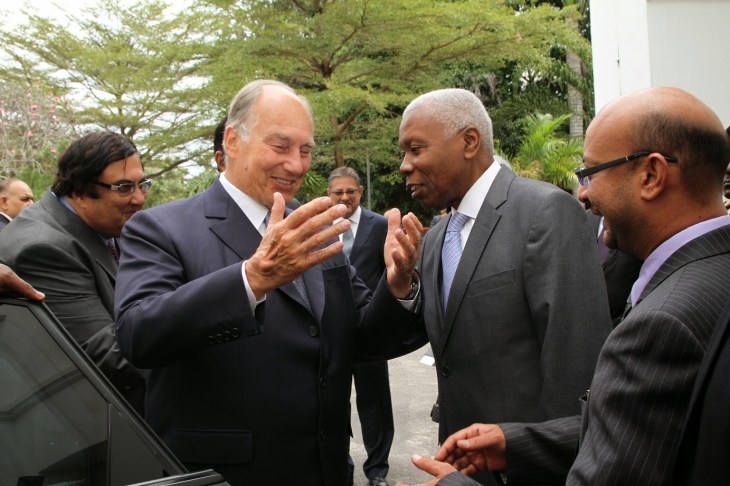 Tanzania's Vice-President, Dr Mohamed Gharib Bilal with Prince Karim Aga Khan. On the right is the MP for Tabora North, Mr Shaffin Sumar. Behind His Highness is the Ismaili Council for Tanzania President Aitmadi Jehangir Bhaloo. Photo by VPO
