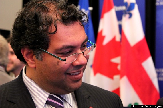 Naheed Nenshi, the young charismatic mayor of Calgary, a city renowned conservative, listening carefully a participant of the conference on business opportunities in Calgary at the Hyatt Regency in Montreal on September 22, 2011. <br /> Being just an hour off Twitter is difficult for Calgary's savvy mayor, a Muslim who has gained authority despite his young age thanks to his charisma, humor and projects in the conservative city. "In Canada and in particularly in Calgary, it's possible to do and to be anything regardless of where you come from," said Naheed Nenshi, smiling broadly beneath his small-framed glasses and brown curly hair, during a visit to Montreal to attract investor to his city. <br> (Photo credit: Marie Laure JOSSELIN/AFP/Getty Images)