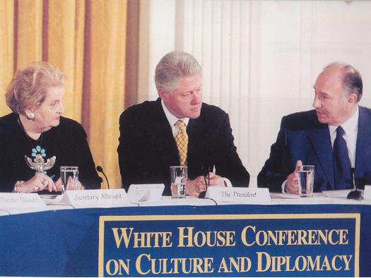 November 28, 2000: His Highness the Aga Khan was among the distinguished panelists invited to advise US President Clinton (centre) and Secretary of State Albright (left) on the role of culture in foreign policy.