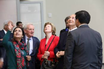 His Highness The Aga Khan and other VIPs with Aisha Khalid viewing "Your Way Begins on the Other Side" (Image: Ismailimail/Aisha Khalid)