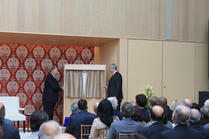 Mowlana Hazar Imam with Canadian Prime Minister Stephen Harper unveiling the commemorative plaque of the Ismaili Centre, Toronto. [Image © Ismailimail/AM]