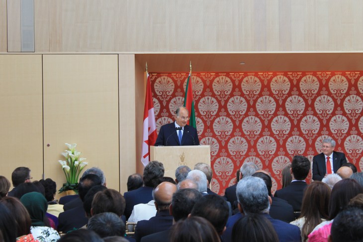 Mowlana Hazar Imam acknowledging and thanking Prince Amyn for his contributions. [Image © Ismailimail/AM]