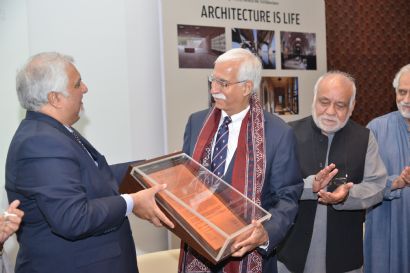 Jahangir Khan Sherpao, President of Pakistan's Institute of Architects (IAP) presents the citation to Firoz Rasul, President, AKU, who accepted on His Highness' behalf (Photo: AKU)