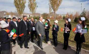 Mawlana Hazar Imam arrives at the UCA School of Professional and Continuing Education in Naryn. AKDN / MIKHAIL ROMANYUK / THEISMAILI