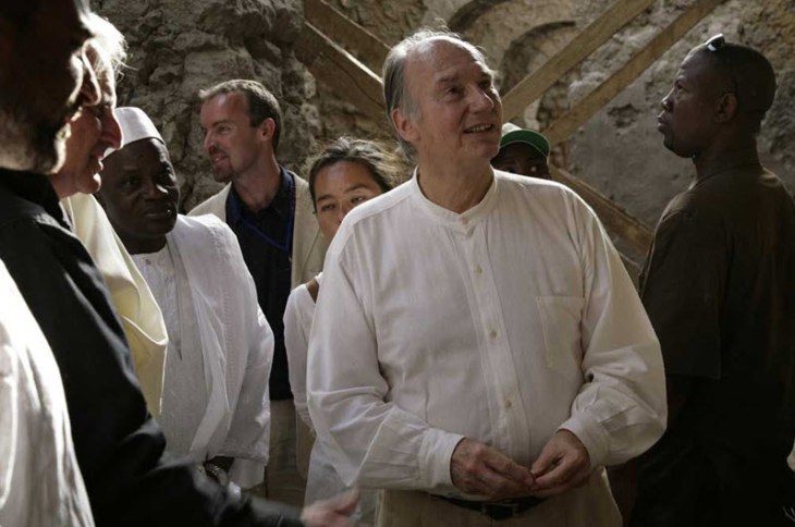 Mawlana Hazar Imam inspects the work being undertaken at the Djingarey Ber Mosque in Timbuktu. - Photo: AKDN/Arnhel De Serra