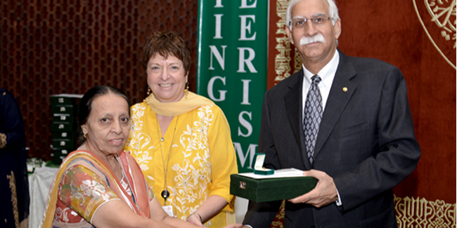 President Firoz Rasul presents a memento to volunteer Dilshad Badruddin also seen in the picture is Carol Ariano, VP Human Resources. (image AKU)