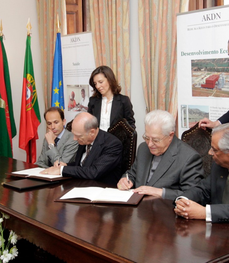 Lisbon, Portugal, 9th May 2012: The Cardinal Patriarch of Lisbon, His Eminence Dom José Policarpo, and Prince Amyn Aga Khan sign the renewed partnership agreement between the Patriarchate of Lisbon and the Aga Khan Foundation to improve the quality of life of marginalized groups in Greater Lisbon, as the Portuguese Minister of Solidarity and Social Security, Pedro Mota Soares and the AKDN Resident Representative for Portugal, Nazim Ahmad look on. (Photo via AKDN.org)