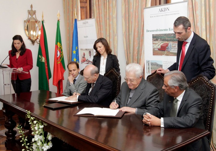 Lisbon, Portugal, 9th May 2012: The Cardinal Patriarch of Lisbon, His Eminence Dom José Policarpo, and Prince Amyn Aga Khan sign the renewed partnership agreement between the Patriarchate of Lisbon and the Aga Khan Foundation to improve the quality of life of marginalized groups in Greater Lisbon, as the Portuguese Minister of Solidarity and Social Security, Pedro Mota Soares and the AKDN Resident Representative for Portugal, Nazim Ahmad look on. (Photo AKDN)
