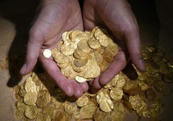 Gold coins found at ancient port in Caesarea. (photo credit:CARLA AMIT- ISRAEL ANTIQUITIES AUTHORITY)