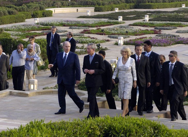 From Ismailimail Archives: 2006-03-20: His Highness Prince Karim Aga Khan welcomes His Royal Highness The Prince of Wales and The Duchess of Cornwall to Al-Azhar Park on the 1st anniversary of the park’s inauguration. (Photo: AKDN/Gary Ott)