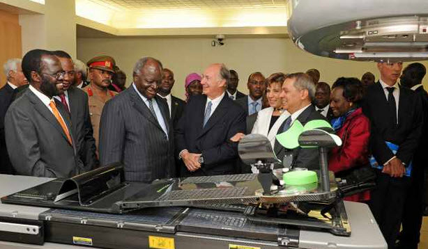 Mawlana Hazar Imam, President Kibaki and other dignitaries appraise newly installed state-of-the-art cancer equipment at the opening of the AKUH Heart and Cancer Centre in July 2011. (mage: AKDN / Aziz Islamshah)
