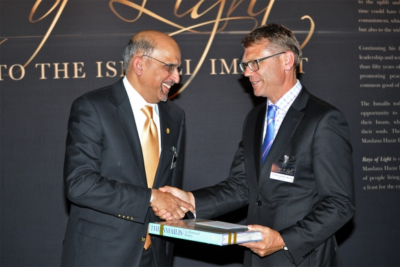 President Azeem Chunara presents a gift to Minister Paul Goldsmith, who was Chief Guest at the opening of the RAYS OF LIGHT exhibition in Auckland. (Photo: Ismaili Council for ANZ via TheIsmaili.org)