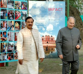 NEW DELHI, APR 7 (UNI):- Prince Shah Karim Al Hussaini Aga Khan along with Union Minister for Tourism Mahesh Sharma during the lay foundation stone of Humayun`s Tomb Site Museum in New Delhi on Tuesday. UNI PHOTO-73U