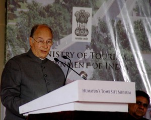 NEW DELHI, APR 7 (UNI):- Prince Shah Karim Al Hussaini Aga Khan addressing on the occasion of lay foundation stone of Humayun`s Tomb Site Museum in New Delhi on Tuesday. UNI PHOTO-74U