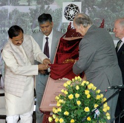 NEW DELHI, APR 7 (UNI):- Prince Shah Karim Al Hussaini Aga Khan along with Union Minister for Tourism Mahesh Sharma laying foundation stone of Humayun`s Tomb Site Museum in New Delhi on Tuesday. UNI PHOTO-77U